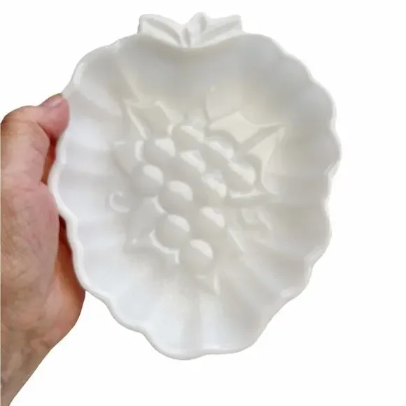Vintage Milk Glass Strawberry Shaped Grapes Trinket Tray Server - Picture 2 of 8